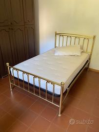 Letto una piazza e mezza in metallo color ottone
