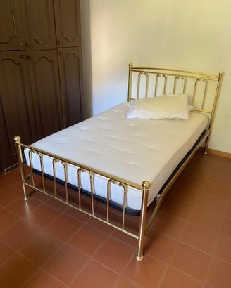 Letto una piazza e mezza in metallo color ottone