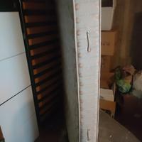 Pensili cucina in legno e rete e materasso singolo