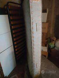 Pensili cucina in legno e rete e materasso singolo