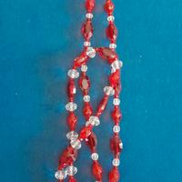 Collana in vetro rosso luccicante 