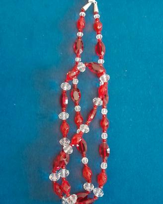 Collana in vetro rosso luccicante 