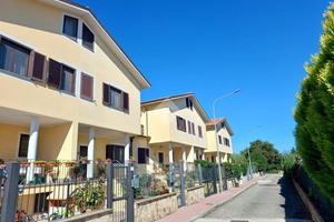 VILLA A SCHIERA A MONTEROSI