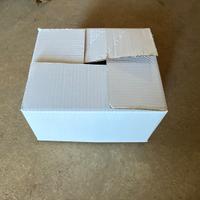 Scatole bianche in cartone