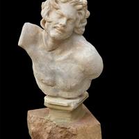 Busto in arenaria su base marmo