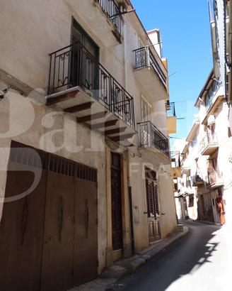Casa indipendente su 4 elevazioni P/32