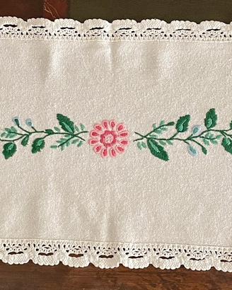 Centrino vintage anni ‘60 ricamato a mano