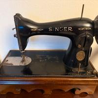 Macchina da cucire Singer con base in legno