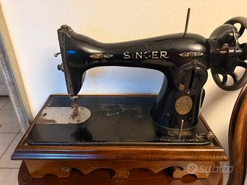 Macchina da cucire Singer con base in legno