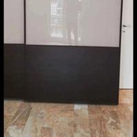 armadio con ante scorrevoli 