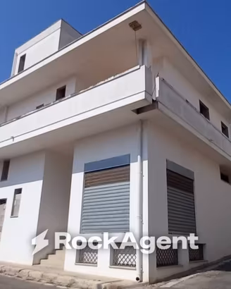 Appartamento di 400 m² con più di 5 locali e box a
