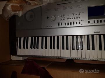 Pianola yamaha DGX-64W