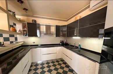 Cucina moderna con top in marmo