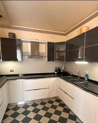 Cucina moderna con top in marmo