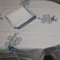 Tovaglia ricamata con 8 tovaglioli