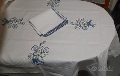 Tovaglia ricamata con 8 tovaglioli