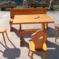 tavolo panca e sedie in pino.