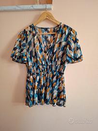 Blusa a fantasia con scollo a V
