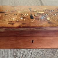 Cofanetto in radica di thuia intarsiato 