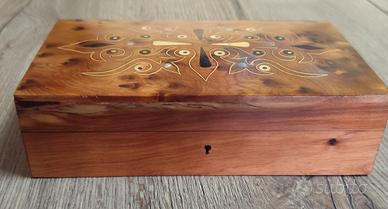 Cofanetto in radica di thuia intarsiato 