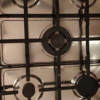 cucina con forno in acciaio Ariston e lavastovigli