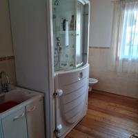 Cabina doccia con vasca ad accesso facilitato