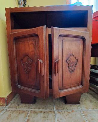 Mobiletto in Legno Massello con intagli artigianal