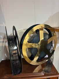 Bobine cinematografiche giganti dorate