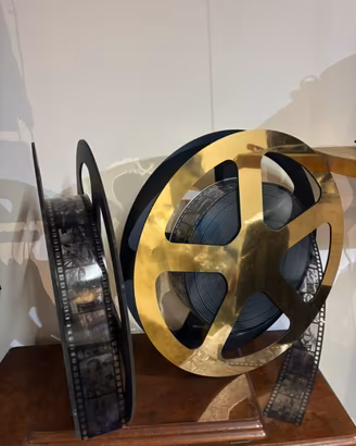 Bobine cinematografiche giganti dorate
