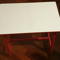 Tavolo da bambino rosso con piano bianco 