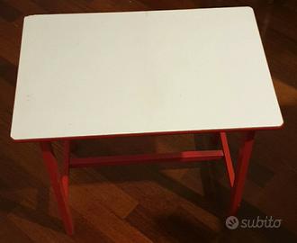 Tavolo da bambino rosso con piano bianco 