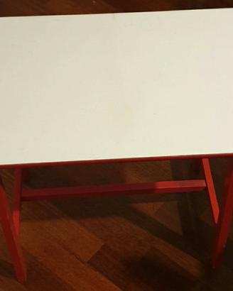 Tavolo da bambino rosso con piano bianco 