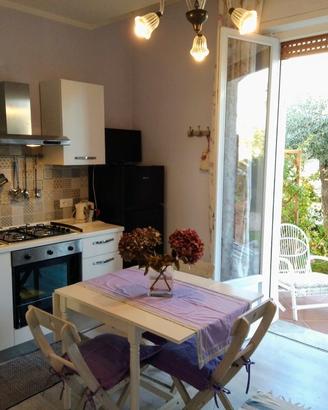 Marina di Massa bilocale con giardino