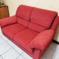 Divano 2 posti  in tessuto bordeaux come nuovo