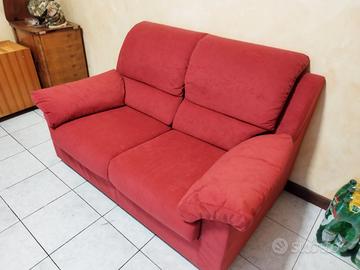 Divano 2 posti  in tessuto bordeaux come nuovo