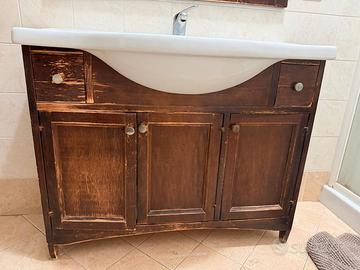 mobile bagno con lavabo in ceramica e specchio