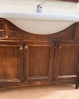 mobile bagno con lavabo in ceramica e specchio
