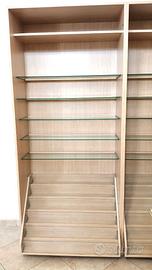 Libreria in legno con ripiani in vetro