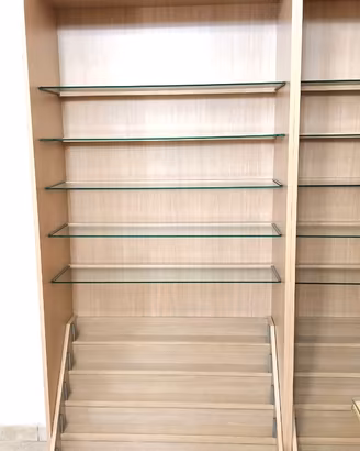 Libreria in legno con ripiani in vetro