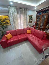 Divano in pelle color corallo