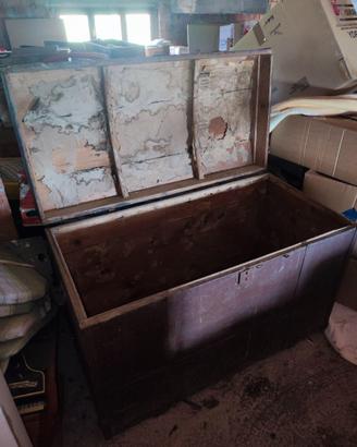 Baule in legno da restaurare