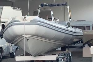 Gommone 8mt 200cv perfetto e completo di tutto