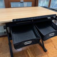 Scrivania con piano inclinabile