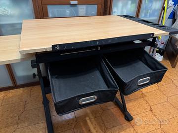 Scrivania con piano inclinabile