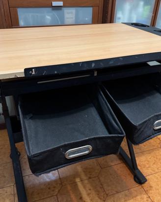 Scrivania con piano inclinabile