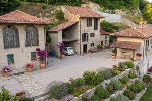 Rustico / Casale di 205 m² con più di 5 locali e b