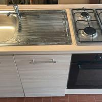 Cucina completa di lavello, fuochi, cappa e forno
