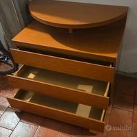 Cassettiera in legno color ciliegio