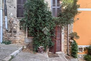 MONOLOCALE A SEZZE