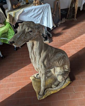 Statua di leviero cane